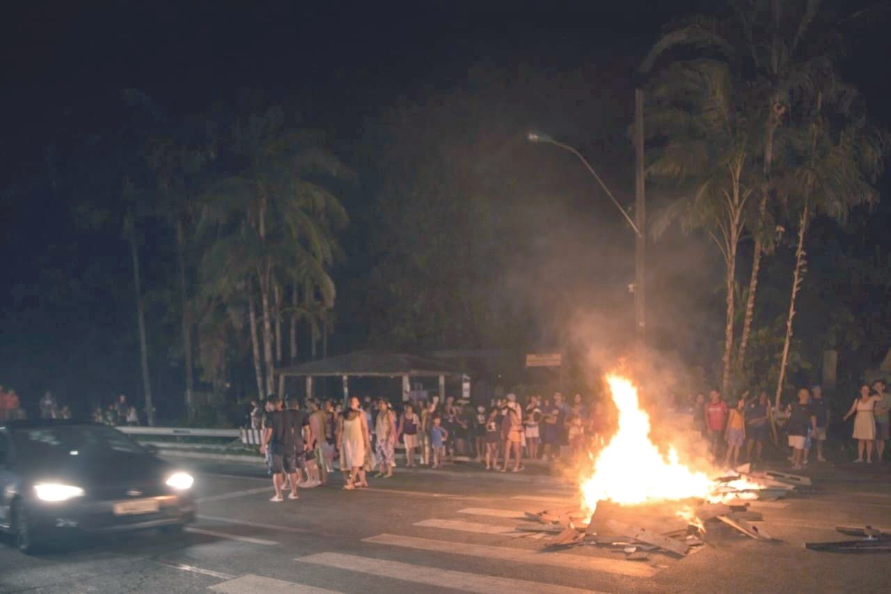 Sem luz os moradores do Camorim Pequeno fecharam a Rio-Santos