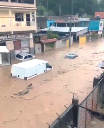 Chuva causa enchente e alaga casas em Rio Claro