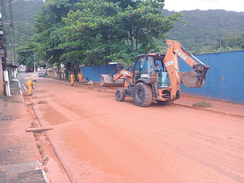 Chuvas provocam alagamentos em Angra