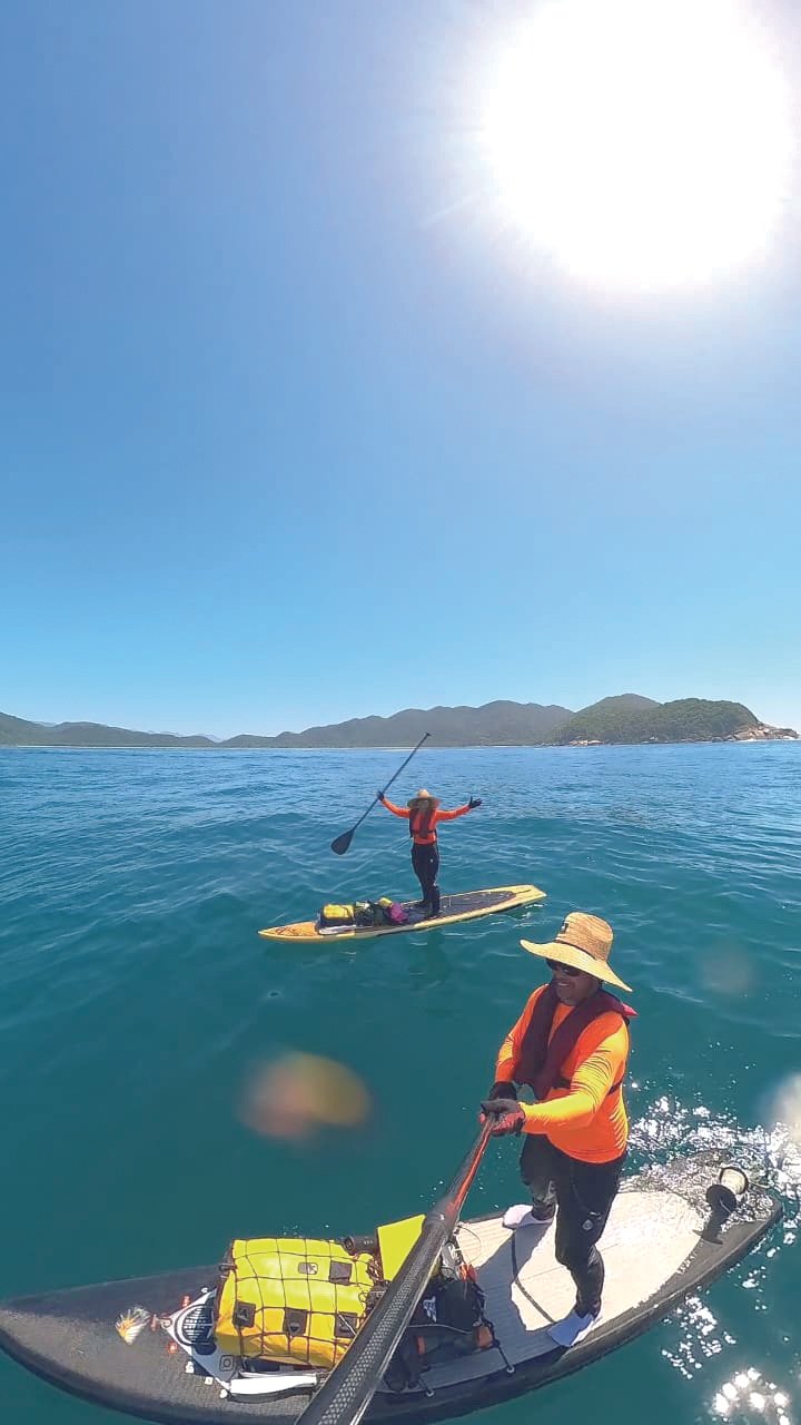 Casal de angrenses completa volta à Ilha Grande de stand up paddle