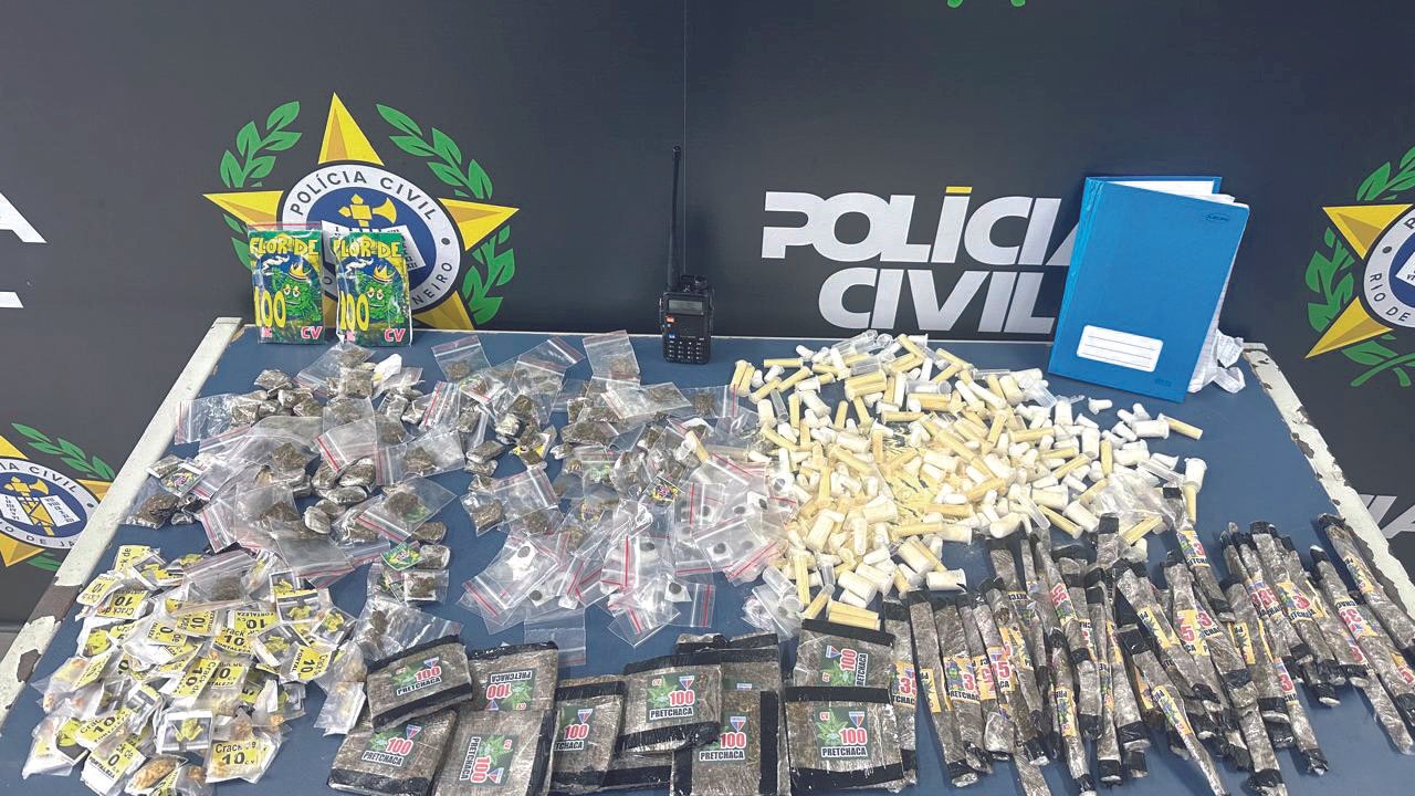 Pulou da laje para fugir da polícia e acabou em cana com a perna quebrada