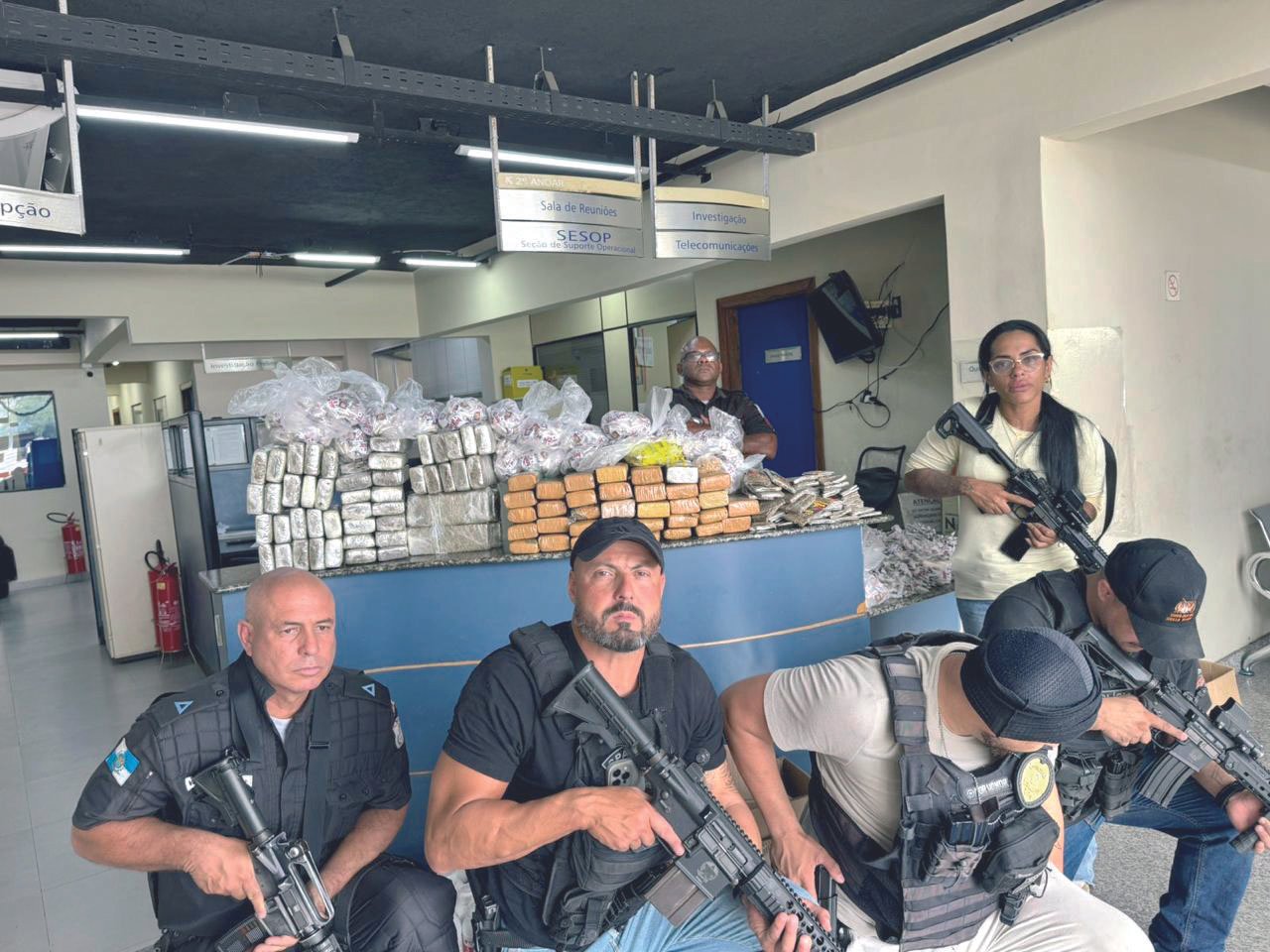PM “estoura” paiol do CV e apreende cerca de 100 kg de maconha entre outras drogas no Bracuí
