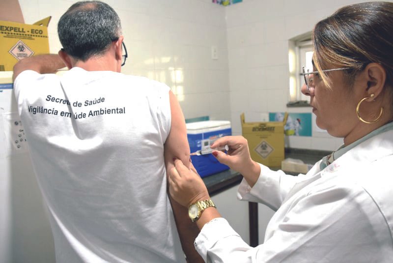 Começa a vacinação contra a dengue para profissionais de saúde
