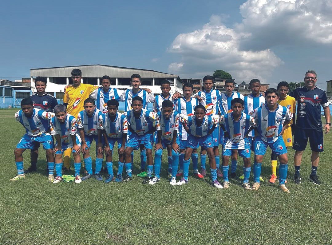 Garotada do Angra Esporte Clube entra em campo pelo Metropolitano de Futebol do Rio