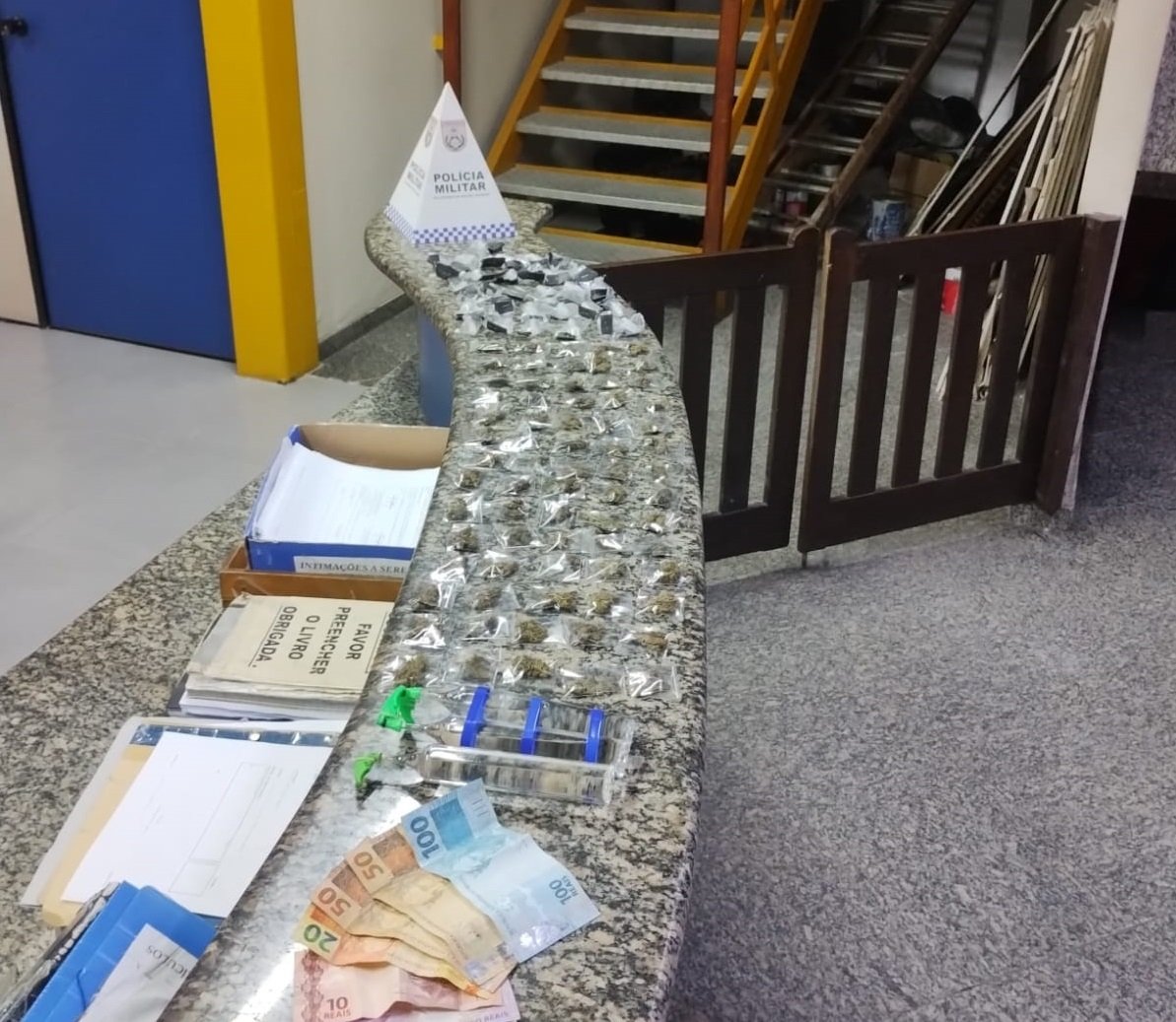 PM flagra duas jovens com drogas na Cachoeira de Conceição de Jacareí