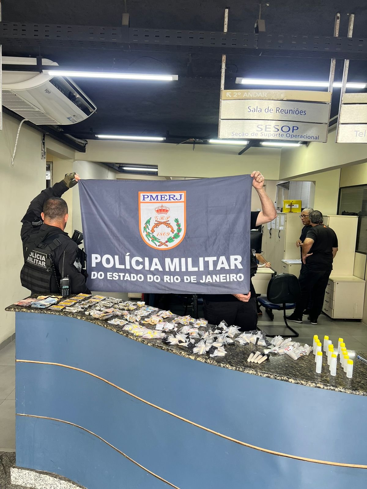 33º BPM prende 2 e apreende 1 nas Casinhas do Bracuí