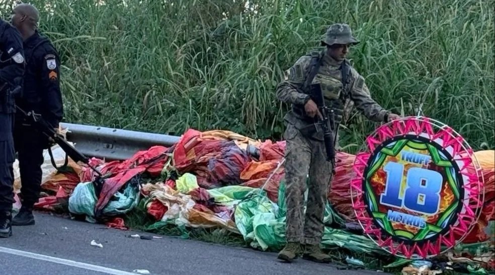 Balão de 40 metros cai em área de preservação ambiental em Mangaratiba