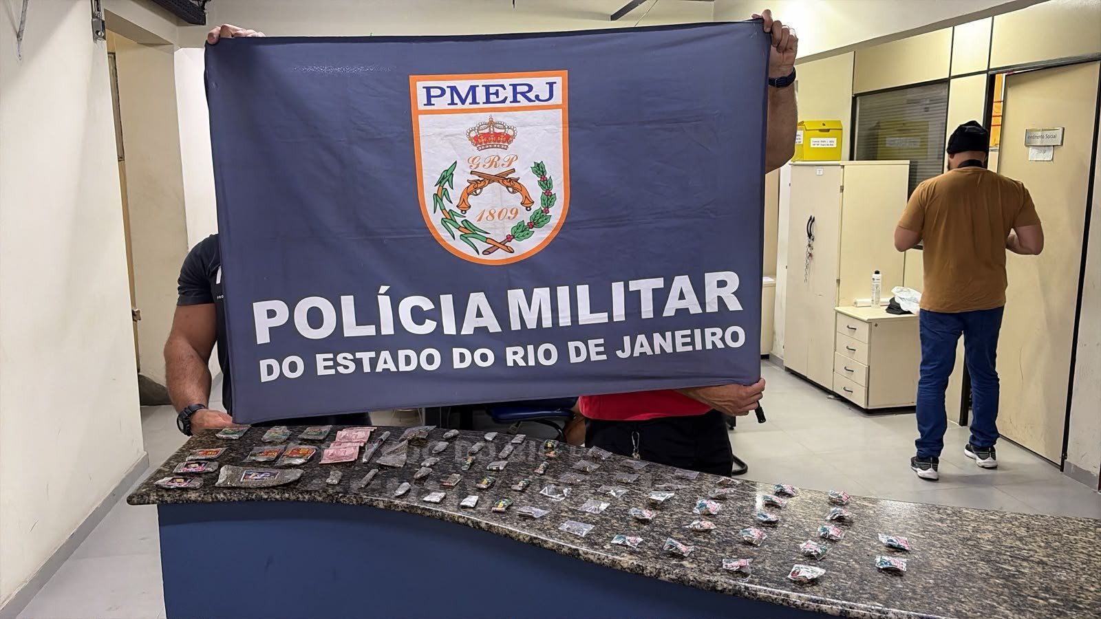 Homem é preso com cerca de 2,5 kg de maconha escondida em monte de areia