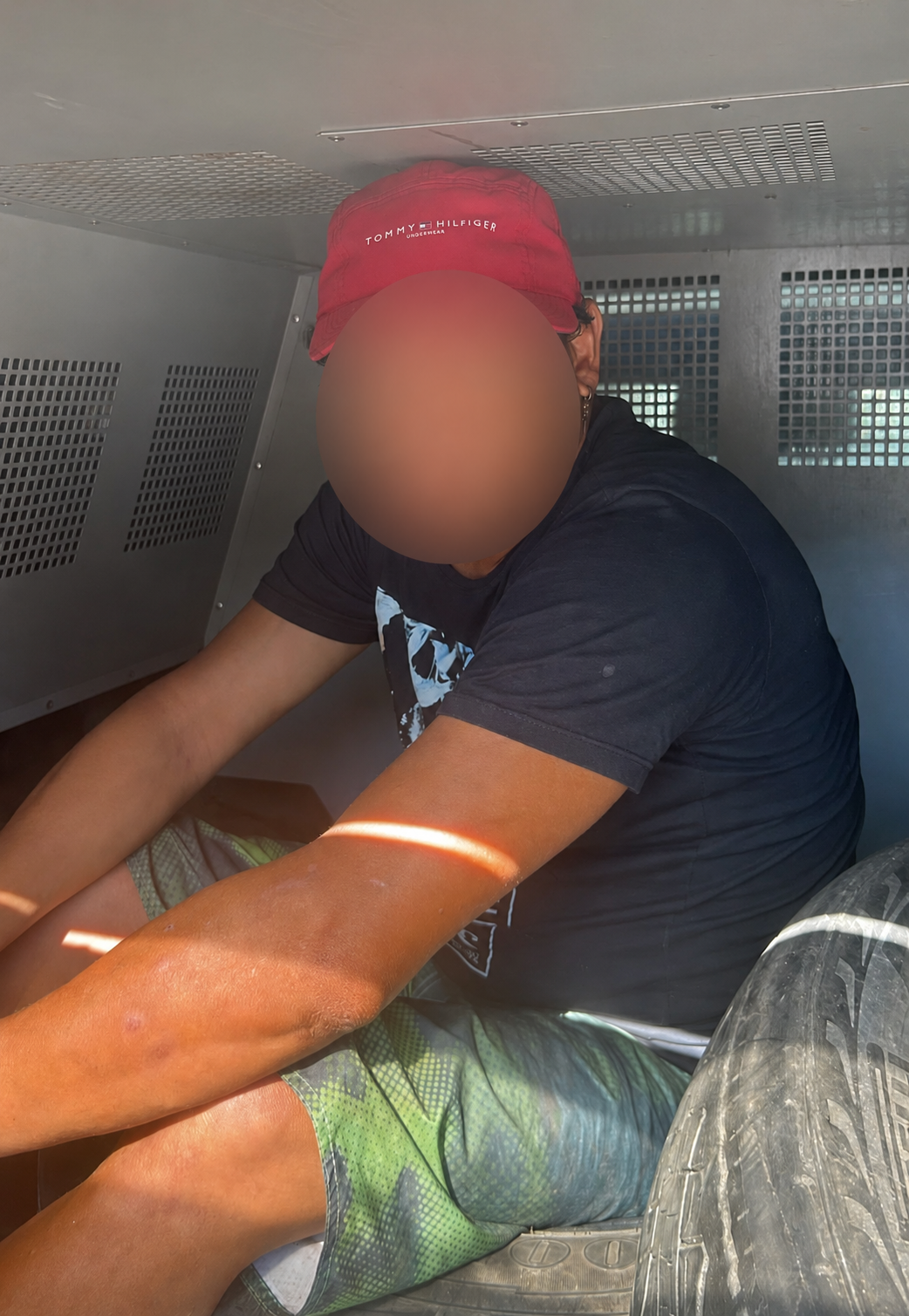 P2 e GAT prendem foragido da Justiça no Village, em Jacuecanga