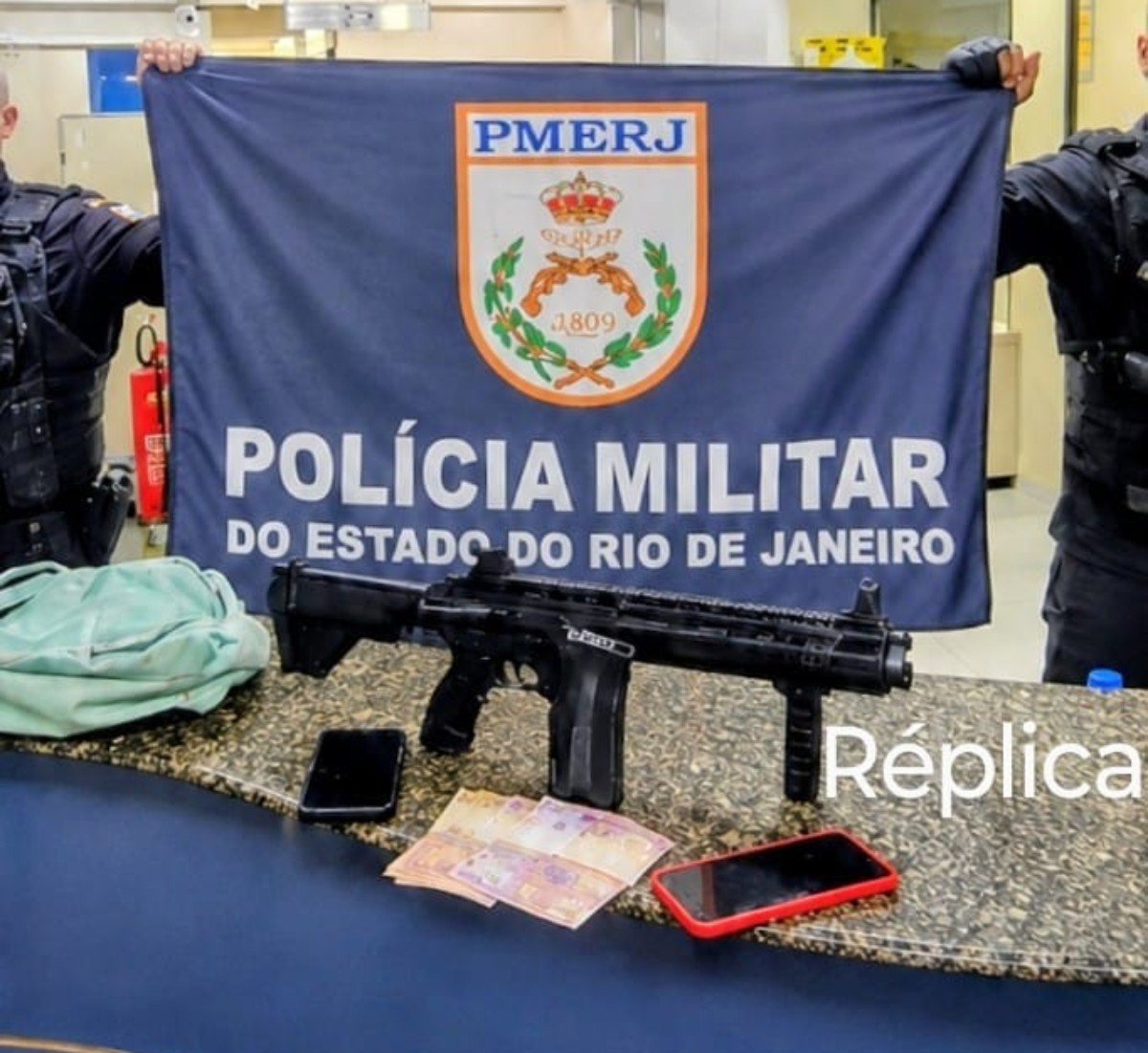 33º BPM prende chefe do tráfico e apreende adolescente com réplica de fuzil em Angra dos Reis