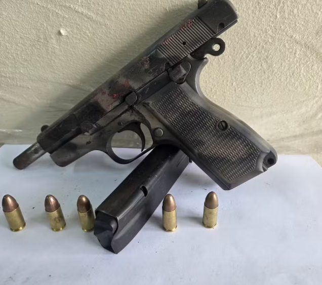 Troca de tiros termina com gerente do tráfico morto e drogas apreendidas em Angra dos Reis