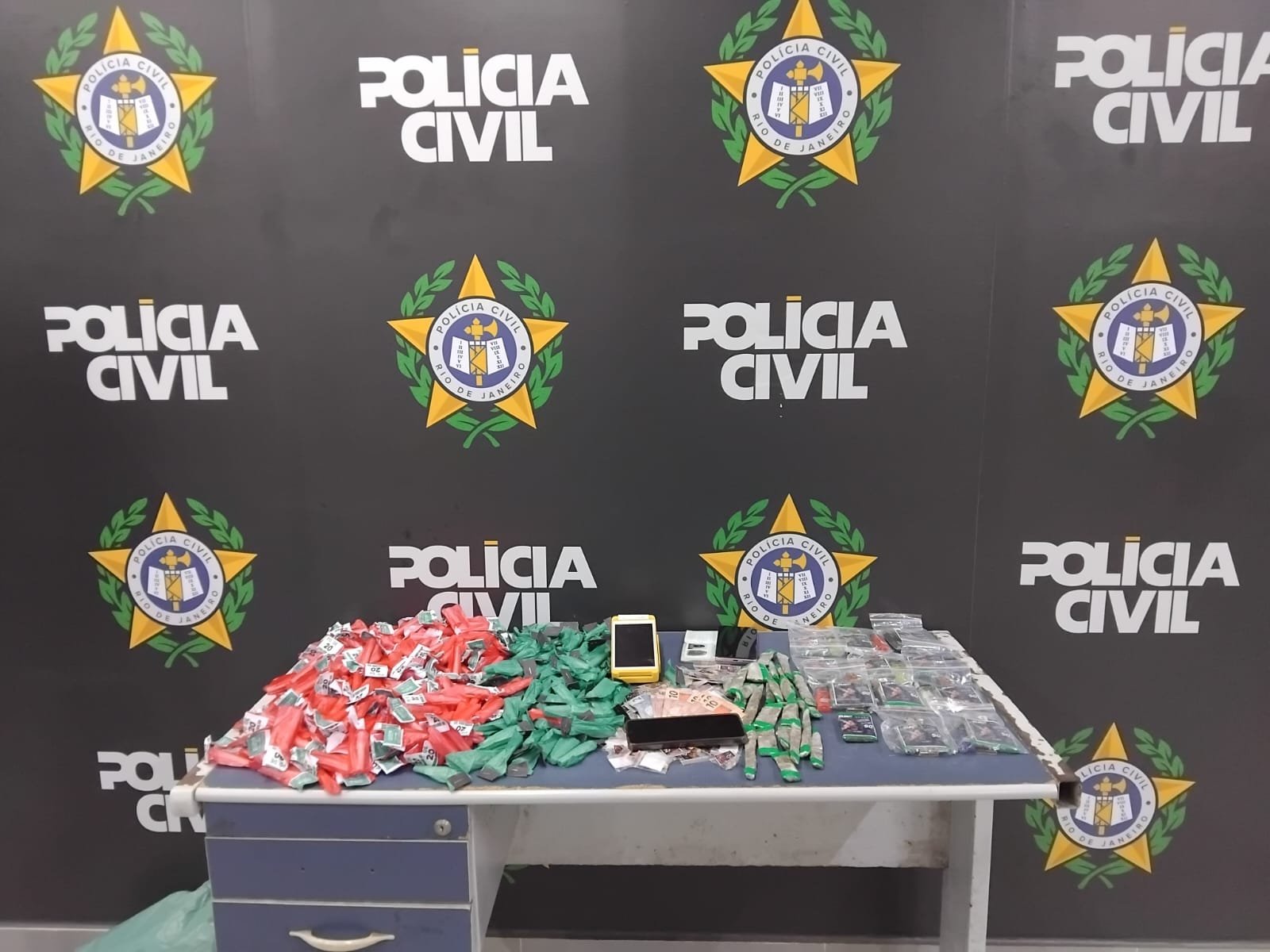 166ª DP e  P2 prendem duas  mulheres e um homem em boca de fumo  no Bracuí