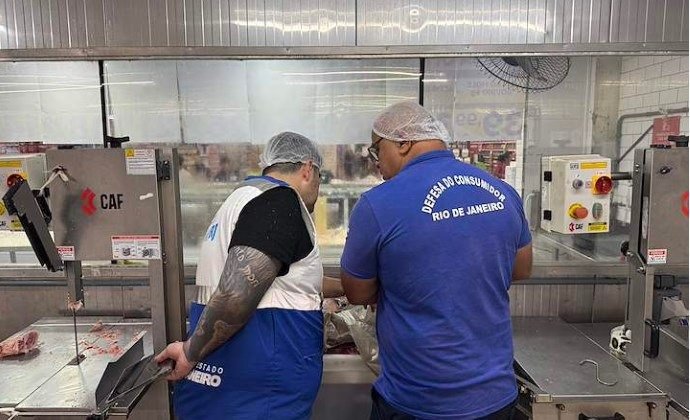 Fiscalização interdita estoque de supermercado em Paraty