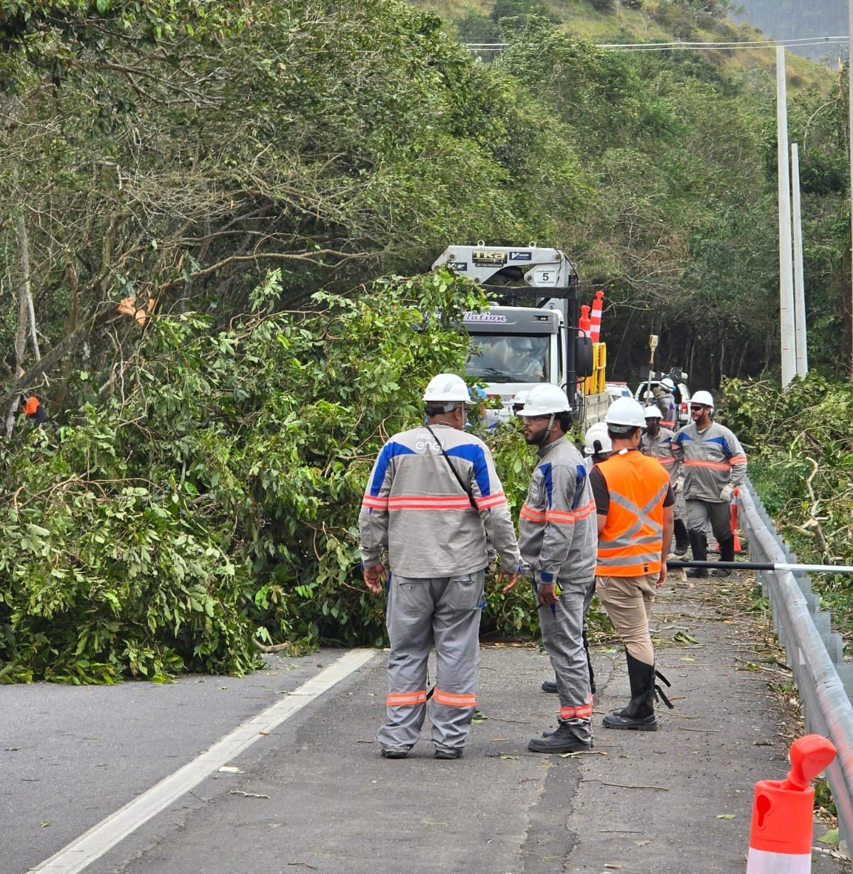 Quase 10 mil clientes ficam sem luz após vendaval em Angra dos Reis e Paraty