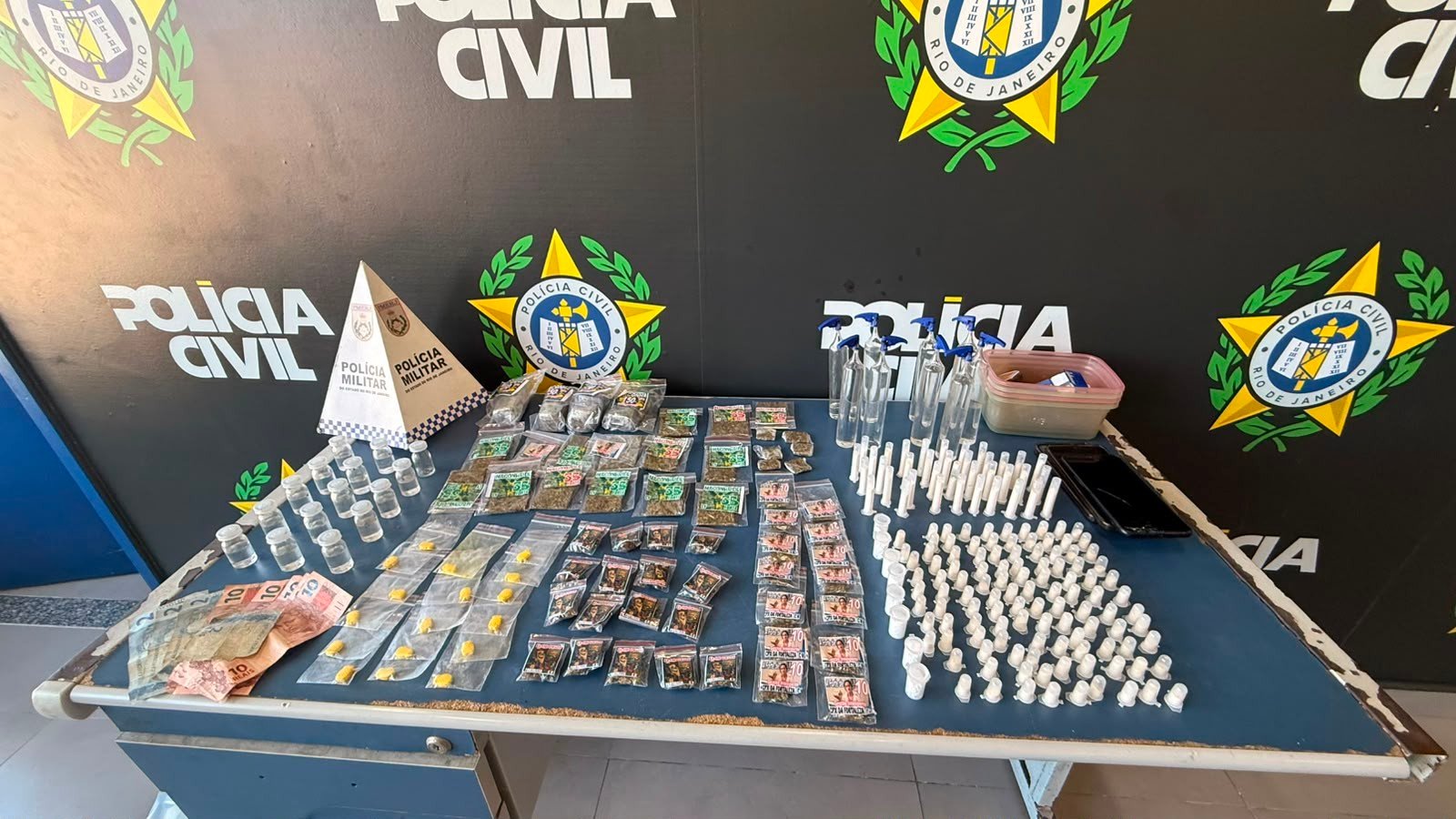 Dois homens são presos por tráfico de drogas em Angra dos Reis