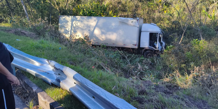 Caminhão despenca em ribanceira na Rio-Santos e fere seis pessoas