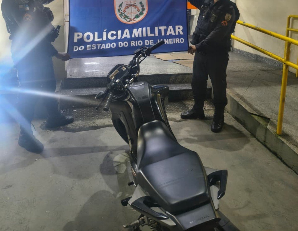 Homem é preso com moto ligada a facção criminosa em Angra dos Reis