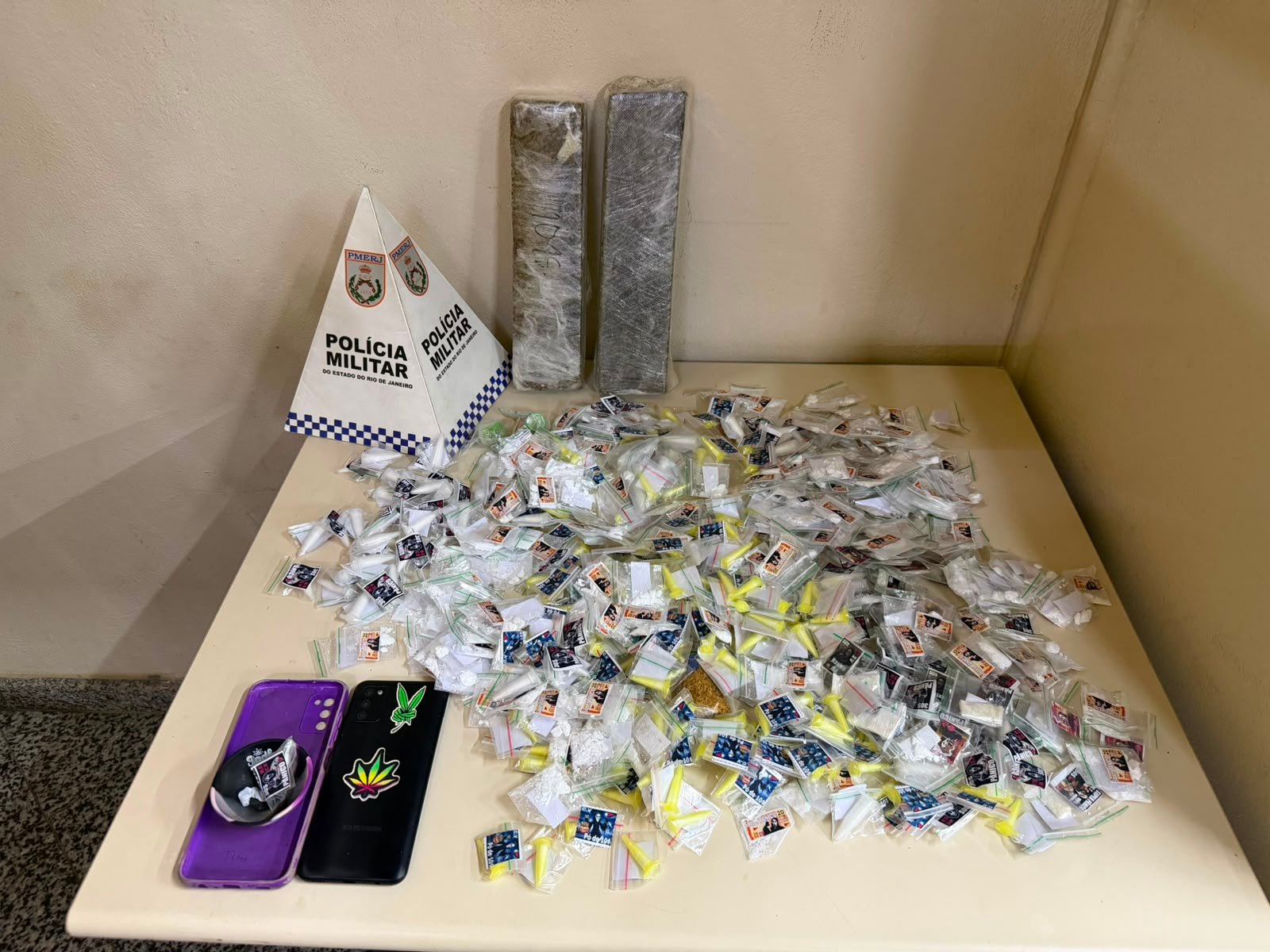 PM apreende mais de 2 kg de drogas em Paraty