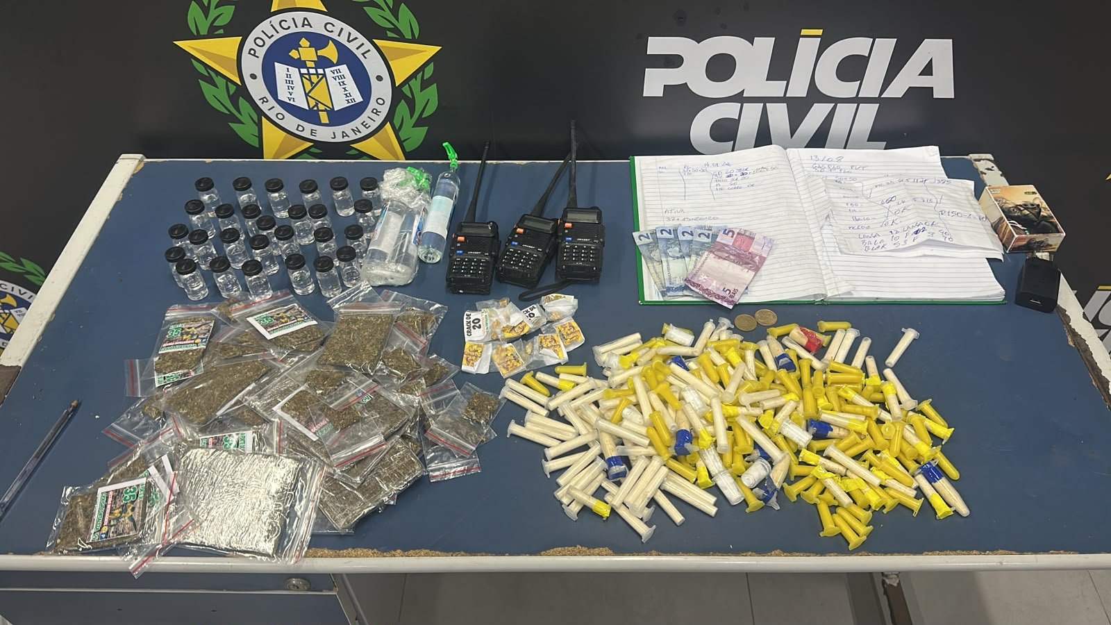 Polícia Civil prende 3 homens em boca de fumo  no Morro da Fortaleza