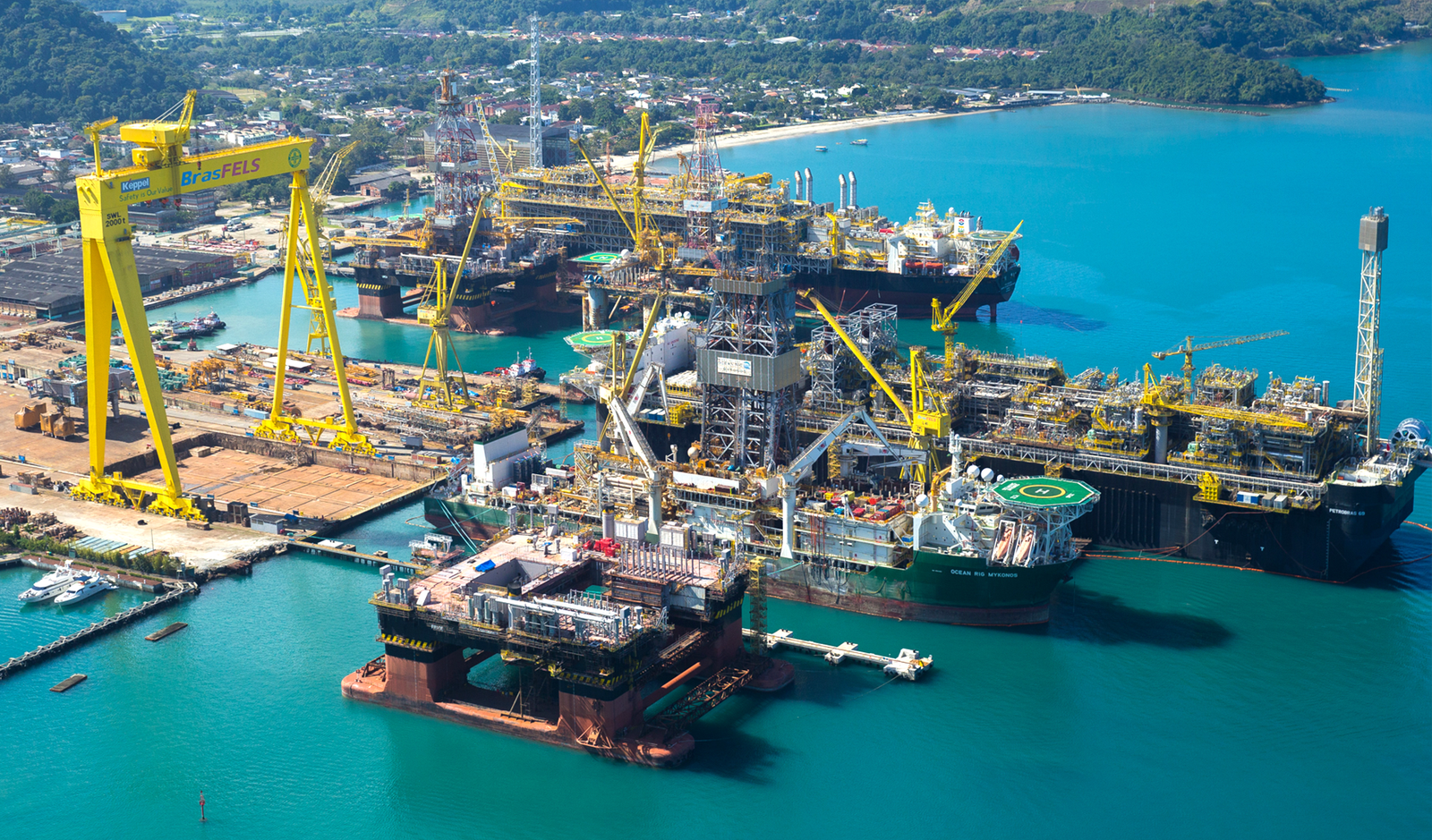 Seatrium faz história com entrega simultânea de dois FPSOs gigantes para o Brasil