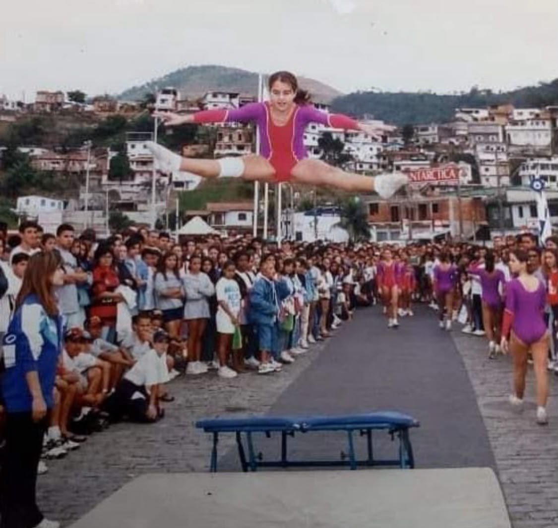 Ex-atleta de ginástica artística dos anos 90 faz parte da equipe que ensina a modalidade no polo de Angra