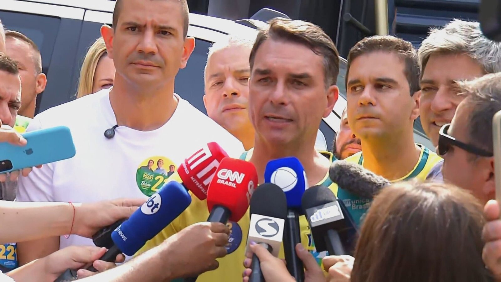 Flávio Bolsonaro defende concluir Angra 3