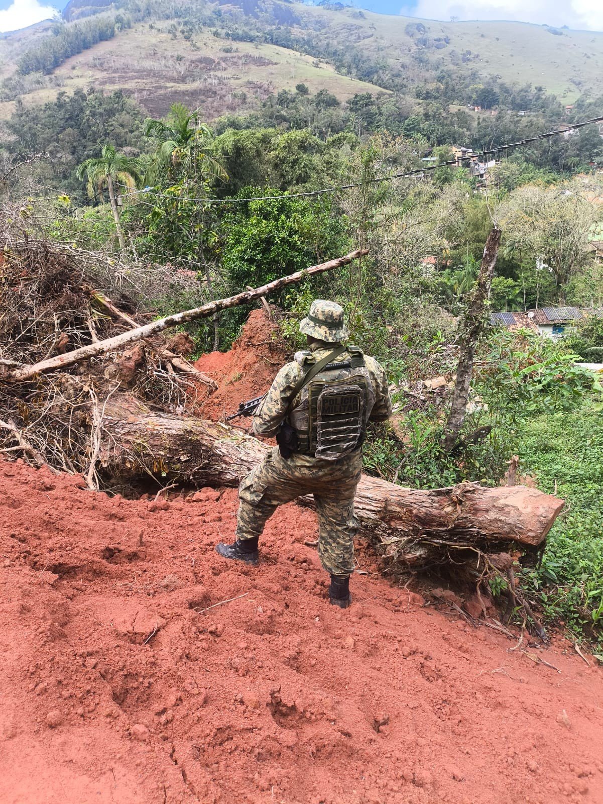 Polícia militar flagra extração ilegal de saibro e desmatamento em Paraty