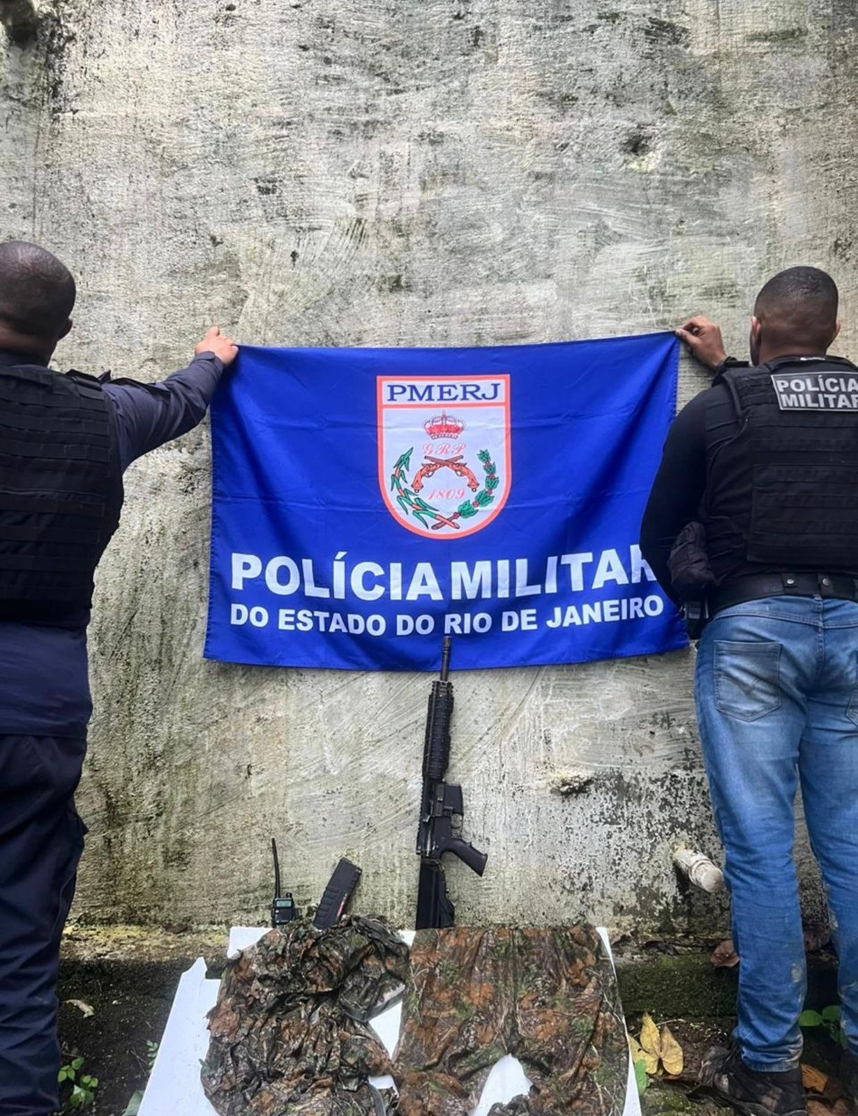 Serviço Reservado do 33º BPM apreende fuzil após informação recebida pelo Disque Denúncia Angra