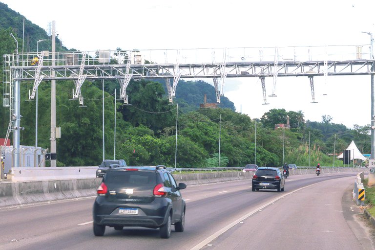 Dutra e Rio-Santos esperam fluxo intenso de mais de 1,6 milhão de veículos no feriado