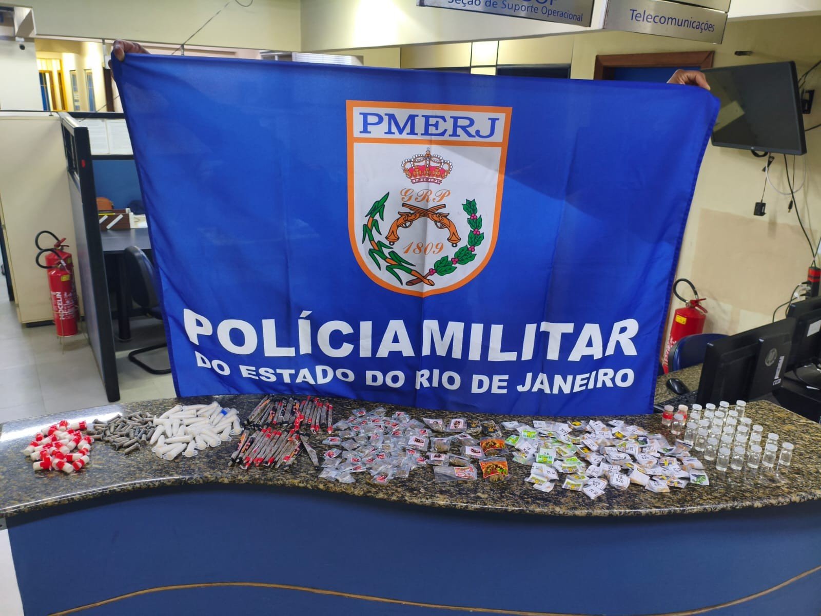 PM apreende grande quantidade de drogas escondidas em carro abandonado no Promorar