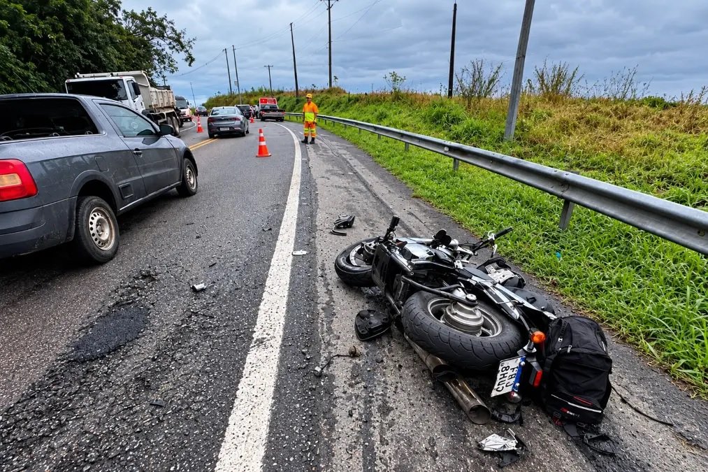 Acidente  entre moto e carro deixa um morto na Rio-Santos