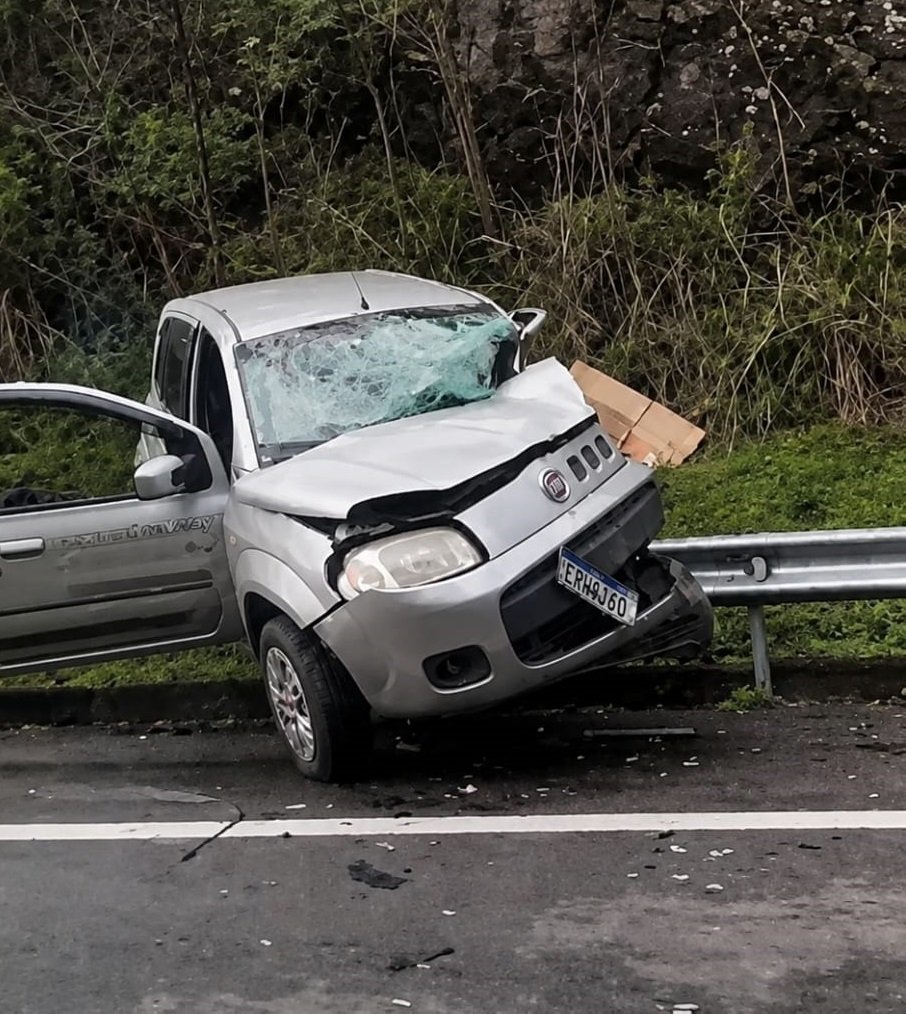 Acidente entre dois carros deixa um morto na Rio-Santos