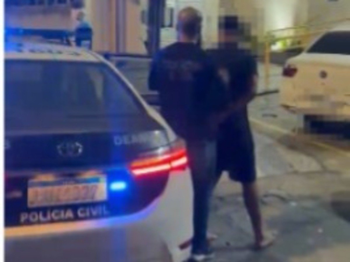 Homem com tornozeleira eletrônica é preso por descumprir medida protetiva no Morro da Caixa D'água
