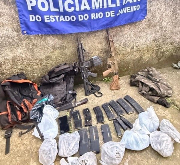 PM apreende dois fuzis e prende cinco pessoas no Frade