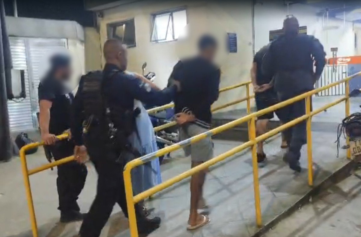 Trio bate carro de luxo em muro ao tentar fugir da PM no Bracuí