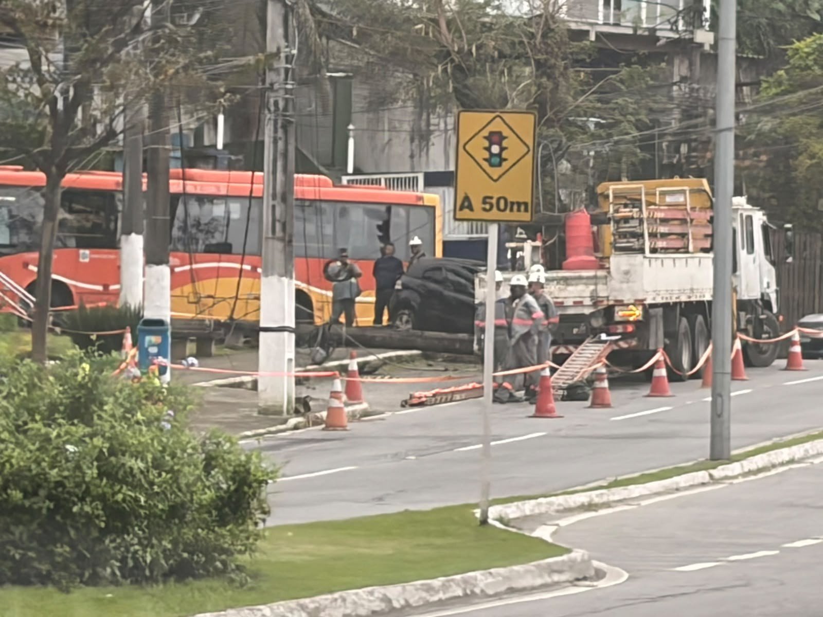 Colisão de carro em poste na Ayrton Senna deixa uma pessoa ferida