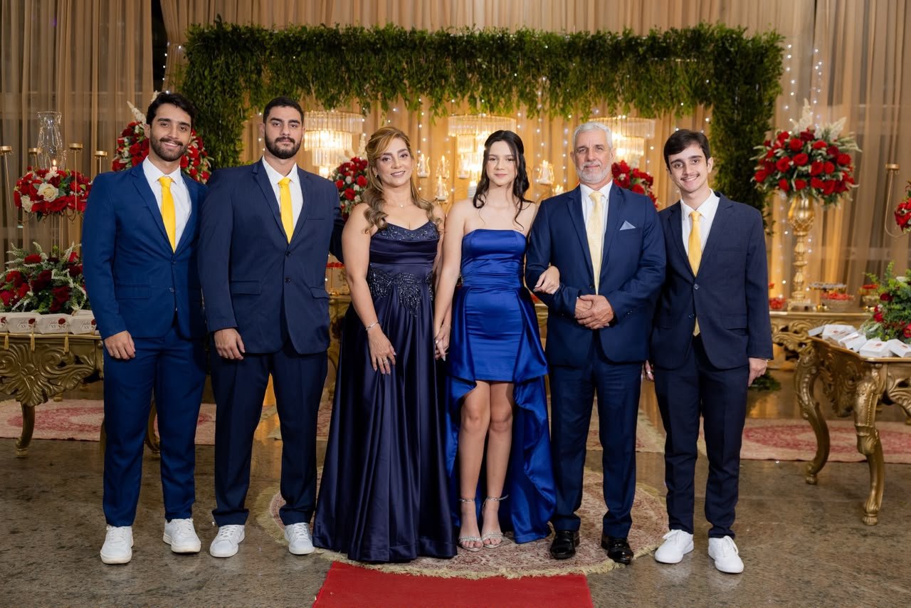 Júlia com os pais Joubert e Viviane e seus irmãos Joubert Júnior, João Vitor e Jônatas.