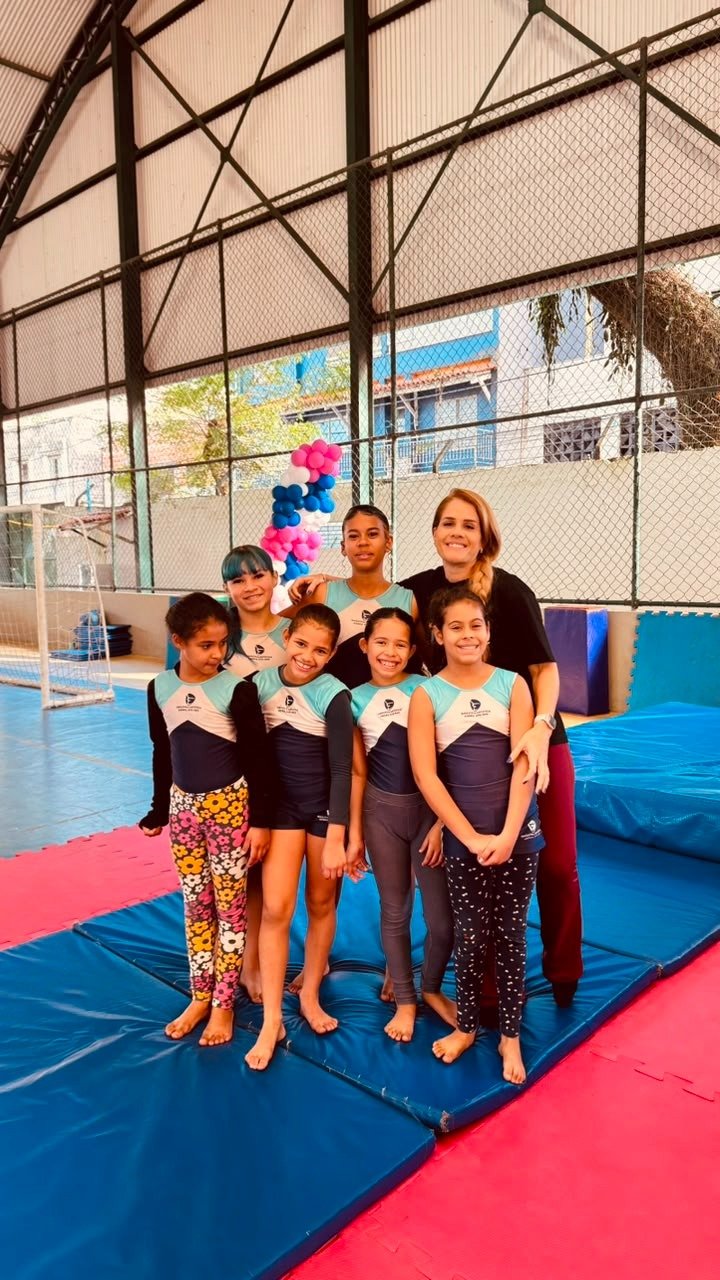 A ex-atleta  com as alunas de hoje