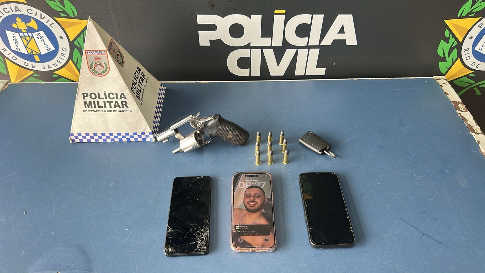 Armas e celulares que estavam no veículo