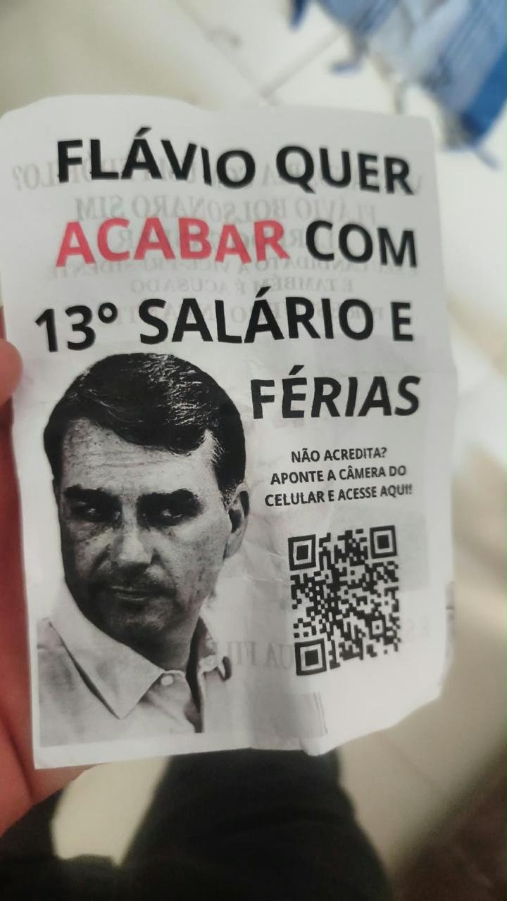 Panfletos espalhados pela cidade pelos apoiadores de Lula