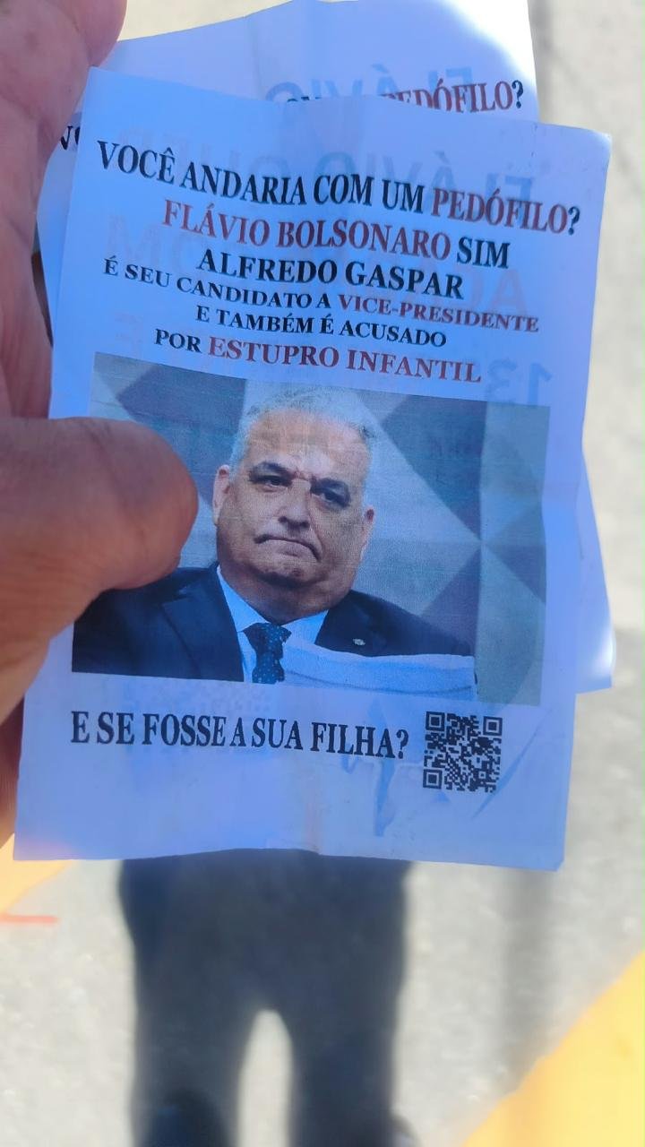 Panfletos espalhados pela cidade pelos apoiadores de Lula